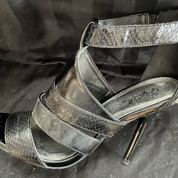 Qupid strappy black heel size 6.5 US. - Picture 6 of 7